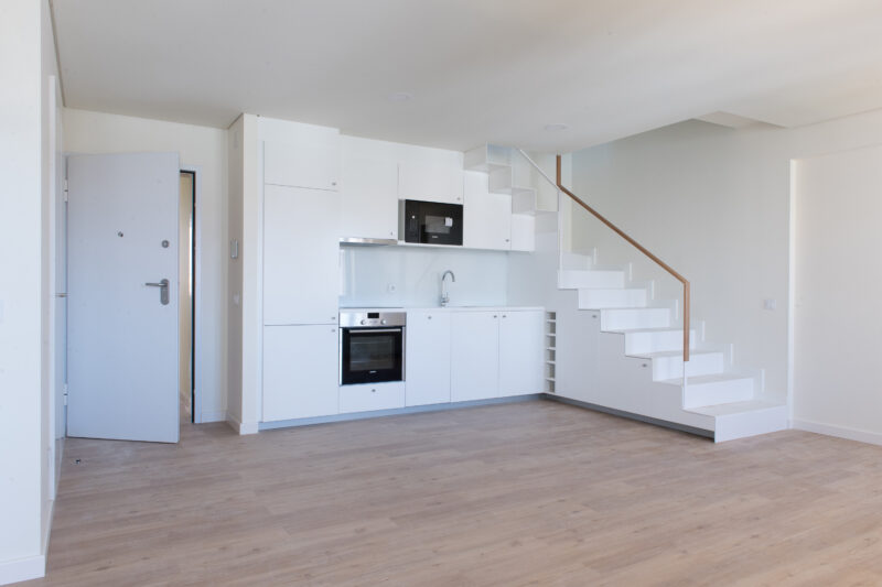 T1 Duplex em Alcântara com Dois Terraços — Charme, Luz e Localização